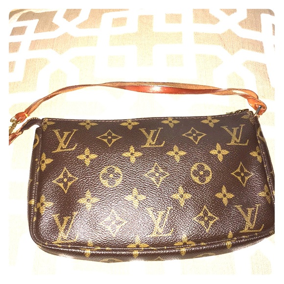 Louis Vuitton Handbags - Louis Vuitton Pouchette. Authentic⭐️